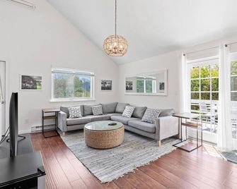 Center of Town - Ideal for Beach, Golf & Tennis - Montauk - Wohnzimmer