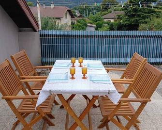 Beautiful apartment with garden between lake and mountain - Faverges - Binnenhof