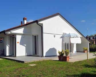 New ground floor villa with large garden in green and quiet area - Lido delle Nazioni - Edificio
