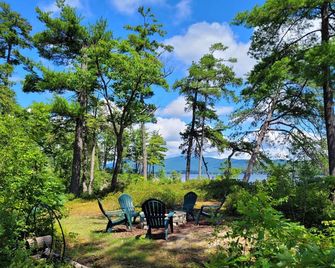 Lakeshore Cottage on Private Estate - Lake George - Patio