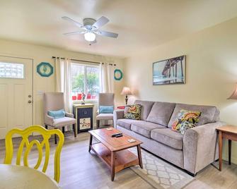 Winchester Bay Apt Near Dunes and State Parks! - Reedsport - Wohnzimmer
