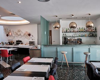 هوتل برايا مارينا باي ريدان هوتلز - برايا دا فيكتوريا - بار