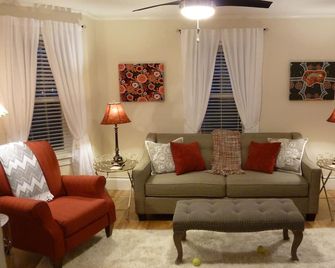 Portsmouth. Beautiful 2 Br Condo. Great Location. Short Walk To Market Square. - Portsmouth - Living room