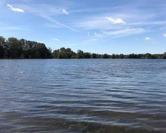 Full House on the Lake with Free kayaks, paddleboats and a fishing boat. - Pleasant Lake - Playa