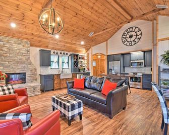 Modern Broken Bow Cabin Large Deck, Bbq And Pergola - Broken Bow - Living room