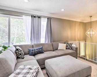 Cozy Magna Apartment - Near Parks & Lakes! - Magna - Pokój dzienny