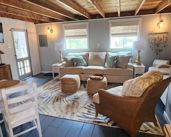 Cozy cottage steps to beach sleeps 5 with WiFi, AC in charming Marshfield - Marshfield - Sala de estar