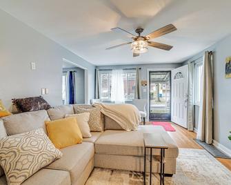 Penn Hills Home about 11 Mi to Pittsburgh - Pittsburgh - Living room