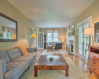 Elegant Charles Town Home Grill, Walk Dtwn! - Charles Town - Wohnzimmer