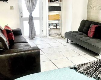 Safe Oversized studio close to Beaches and Airport - Carolina - Obývací pokoj