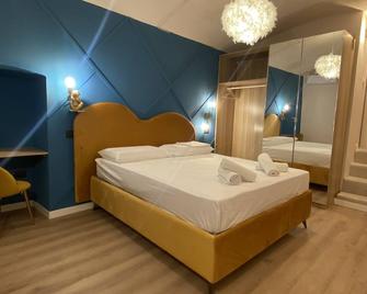 Quiet and stylish - Bari city center, minutes to station - Bari - Bedroom