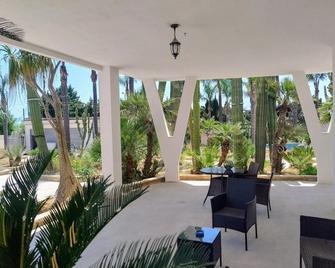 Apartment 'Blu Dea -' with Private Terrace, Wi-Fi and Air Conditioning - Torre Lapillo - Patio