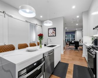 Urban Oasis: Luxurious 3br/3.5ba Townhome With Rooftop Views - Atlanta - Essbereich