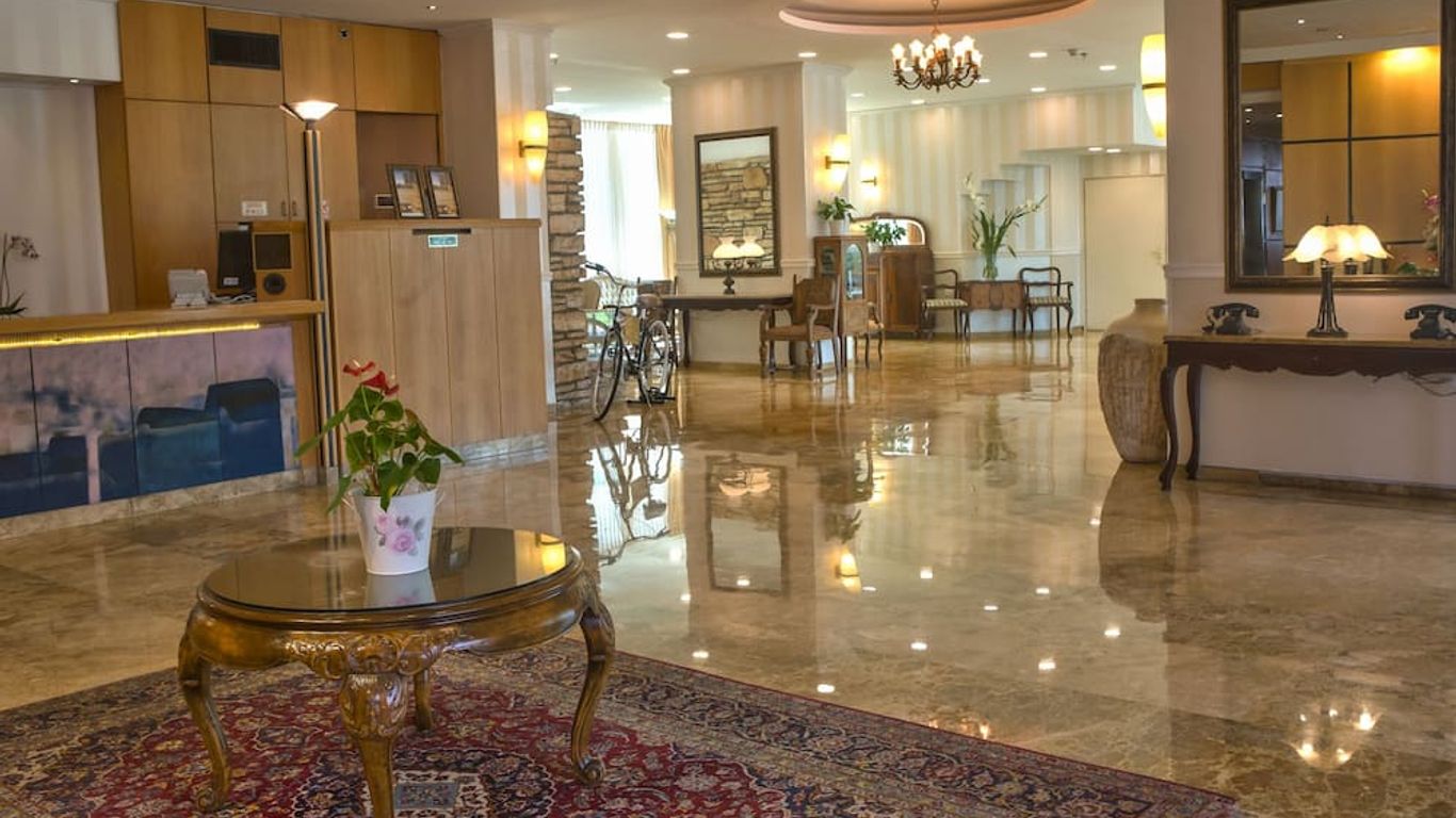 The Seasons Hotel -Studio & Suite