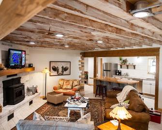 House on the lake with a large sandy beach just steps from the back door. - Checotah - Sala de estar