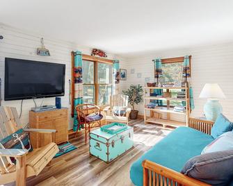 Hideaway Lagoon - Bath - Living room