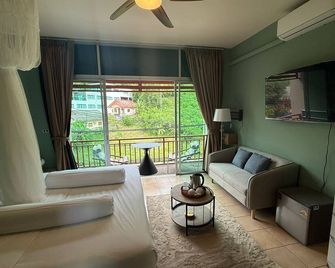 Alura Guesthouse - Karon - Sala de estar