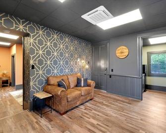 Back Room Bungalow - Lagrange - La Grange - Living room