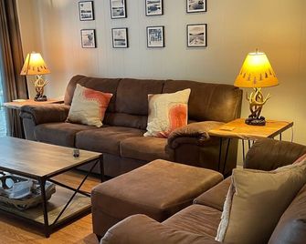 Direct Waterfront on Candlewood Lake, 2 Private Docks, 5 Bedrooms, Sleeps 10 - New Milford - Living room