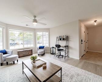 Cozy Home, Close to Ocean and Redwoods - McKinleyville - Living room