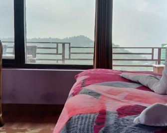 Lord Krishna Himalayan Hotel & Restaurant - Mukteshwar - Bedroom