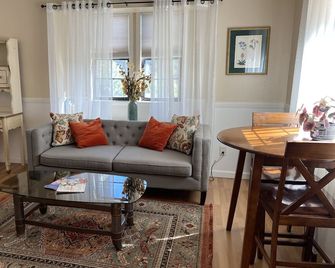 Spacious room with private entrance near Bidwell Park! - Chico - Vardagsrum