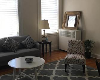 Charming Apartment In Historic Downtown Frederick - Frederick - Living room