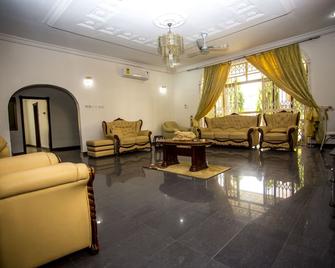5 Bed- 10 Sleeper Luxury Villa - Sakumono - Lounge