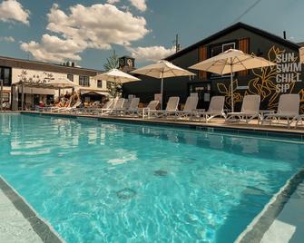 Colonial Hotel & Suites - Grand Bend - Басейн