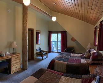 Helmcken Falls Lodge - Clearwater - Schlafzimmer