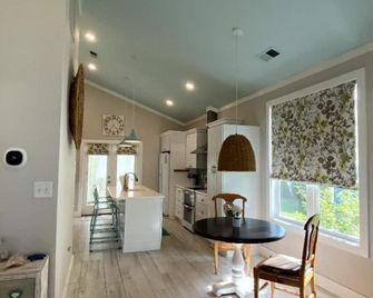 Dragonfly Cottage at the coast in Shallotte, NC. - Shallotte - Dining room