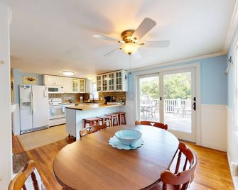 Cozy Cape home, Wifi, outdoor shower and deck - minutes to beach - Barnstable - Dining room