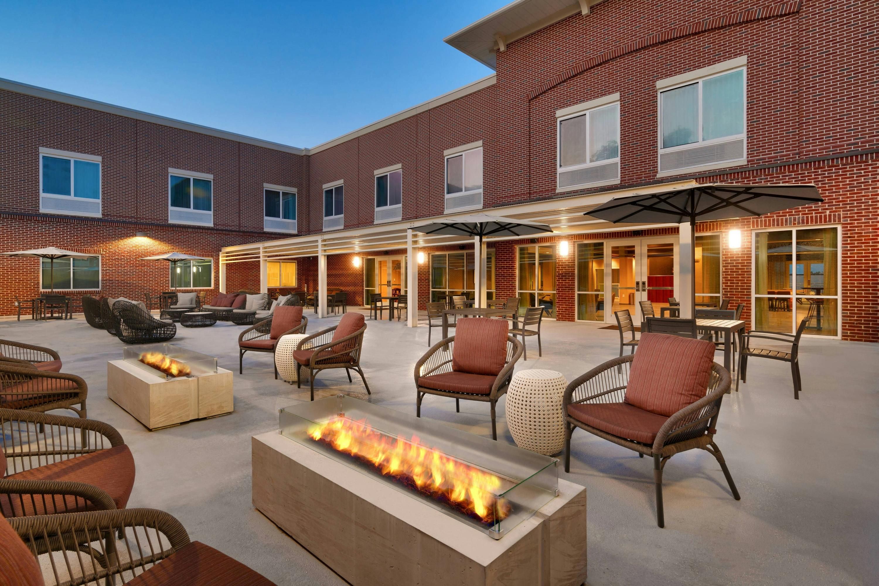 Courtyard by Marriott Atlanta Duluth Downtown - דולות' - פטיו