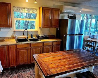 Lake retreat Nevada city cabin - Nevada City - Kitchen