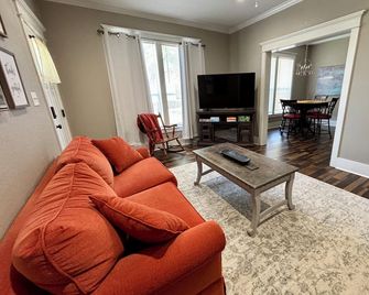Baker Bungalow - 20 miles from Rocker B - Mineral Wells - Sala de estar