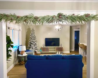 Winter Igloo Getaway & Birding Lake House - Oak Harbor - Living room
