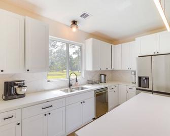 Airy Dayton Vacation Home w/ Deck + Private Yard! - Dayton - Cocina