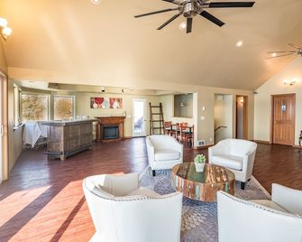 Camano Island Inn - Camano Island - Living room
