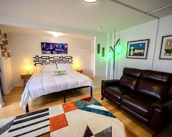 Mid Century Retro Top Floor Studio in Downtown Anchorage with Views - アンカレッジ - 寝室