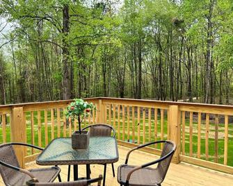 Beautiful Modern Cottage on 20 Acre Farm! 30 mins to Neyland Stadium, - Lenoir City - Balcony