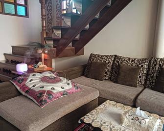 2 Brs House Near Lamsali Mrt, Baanchaysala - バンコク - リビングルーム