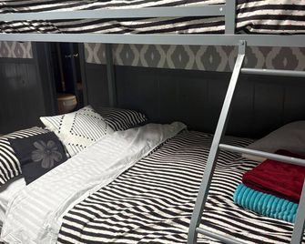 Home away from Home in the Twin Lakes Area! Relax on the Front Porch Swing! - Gassville - Ložnice
