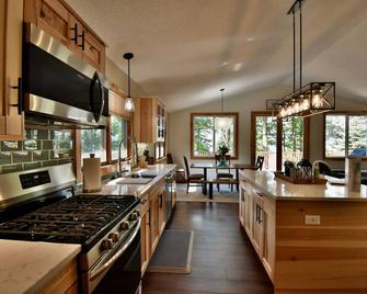 Pine Point Paradise - year round premier fishing and lake life living! - Walker - Kitchen
