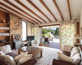 Villa with great sea view and heated swimming pool. 9 min by walk to the beach. - Tossa de Mar - Living room