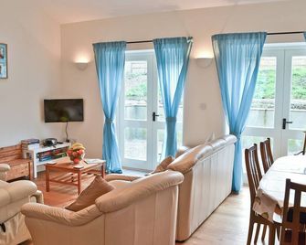 4 bedroom accommodation in West Pennard, near Glastonbury - Glastonbury - Living room