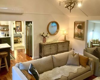 Located 7 minutes from Frankton. Centrally located in the Wakatipu Basin - Lower Shotover - Sala de estar