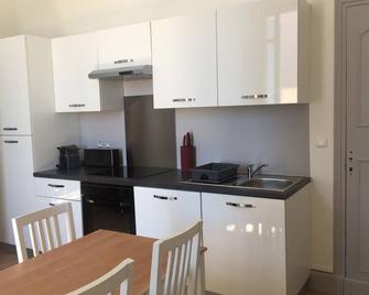 2-person apartment in charming 19th-century mansion with park and heated pool - Arvert - Cocina