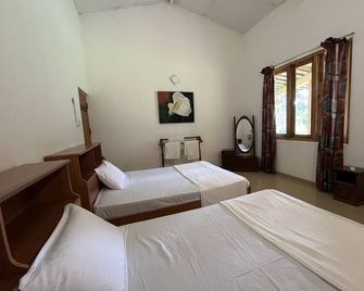outdoor swimming pool with a picturesque garden for you to explore - Kurunegala - Habitación