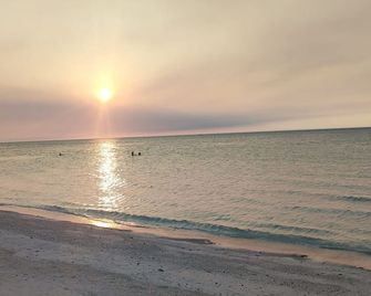 Large Room, Beach 1 Block, Starlink Wi-Fi - Holbox - Playa