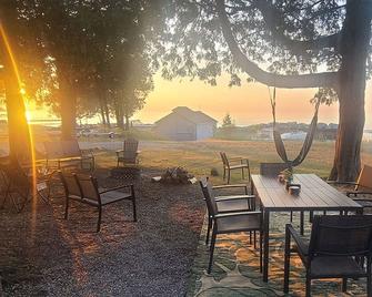 Waterfront Cottage Nestled in Picturesque Setting, Gills Rock - Ellison Bay - Patio
